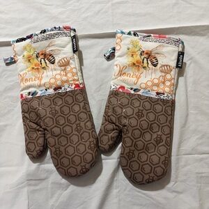 Pair of honey bee oven mitts NWT